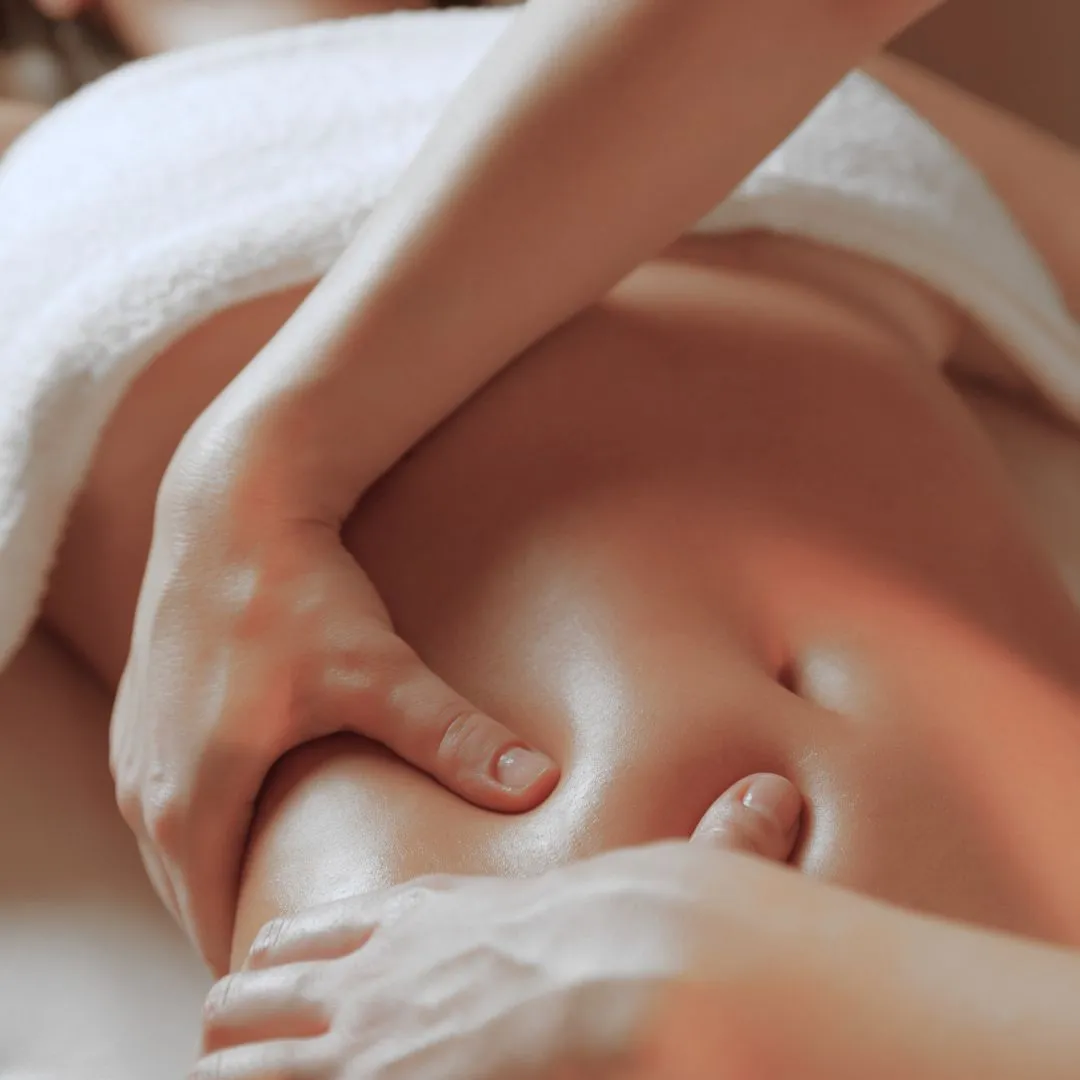 Detailaufnahme einer Lymphdrainage-Behandlung bei L'Esthétique Massage